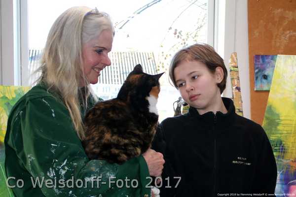Kunst for dyrevelfærd Sara gepard i atelier HBH-Art sammen med kunstner Helle Borg Hansen og katten Sheeba