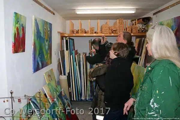Sara Gepards familie på besøg i atelier HBH-Art. De kigger på malerier