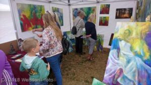 Børn ser på kunst malerier på Gilleleje Kunstmarked i teltet hos Atelier HBH-Art