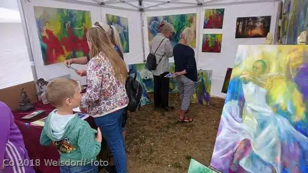 Børn ser på kunst malerier. Børn og kunst en betydningsfuld kombination