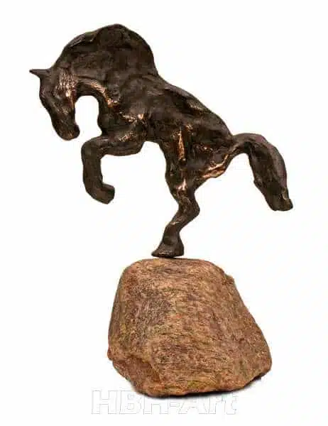 Hesteskulptur i bronze på natursten
massive bronzer