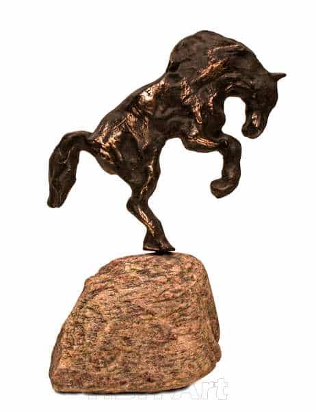 Hesteskulptur i bronze på natursten