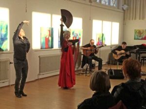 Flamencodanser og kunstmaler. Flamencooptræden ved fernisering i Gribskov kunstforening