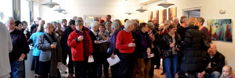 CV for HBH-Art billedkunstner Helle Borg Hansen. Fra ferniseringen i Albertslund kunstforening med masser af besøgende