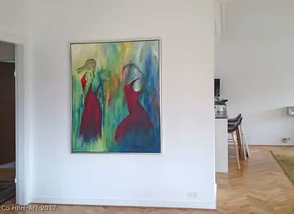 Stort indrammet solgt oliemaleri hos kunde på væggen i stuen. To flamencodansere i røde kjoler på grøn blå og gul baggrund