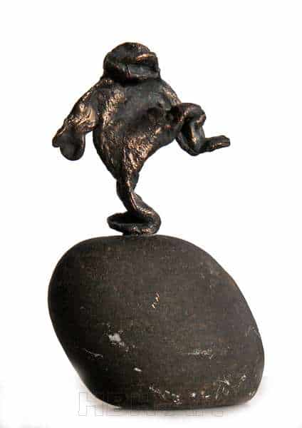 Cire perduestøbt bronzeskulptur på natursten. fantasidyr på et ben