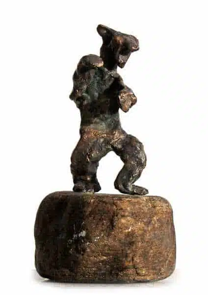 Cire perduestøbt bronzeskulptur på natursten . opretstående rovdyr