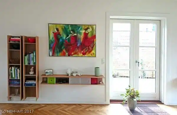 Malerier i boligindretning. Indrammet maleri af tre flamencodansere på væggen i stuen hos en kunde