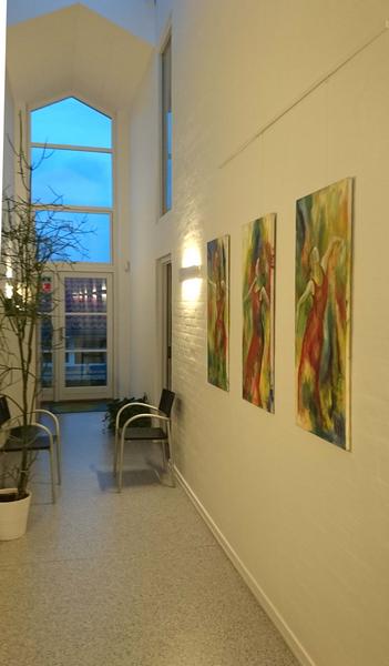billedkunstner udstiller i kunstforeninger. Dansemalerier på væggen i Slangerup lægehus
