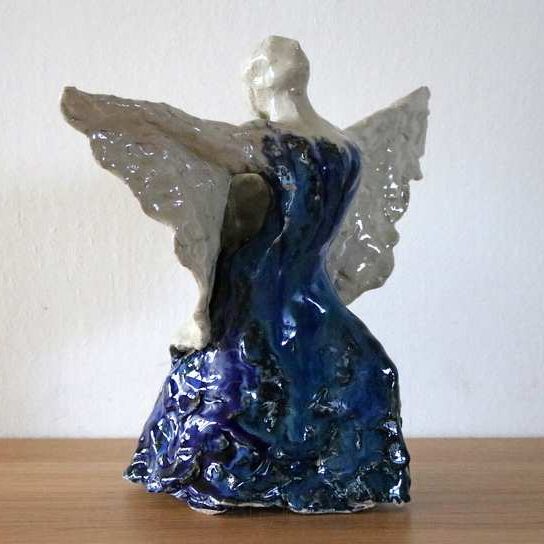 Stentøjsskulptur af engel. Flamencodanser med sjal og blå kjole