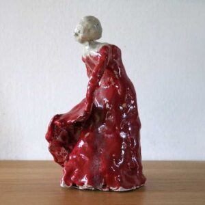 Stentøjsskulptur af flamencodanser i rød kjole