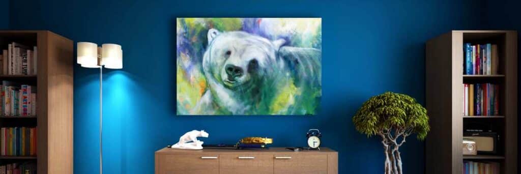 boligindretning med malerier. Maleri af en bjørn på en blå væg i stuen. Bjørnen kigger direkte på dig