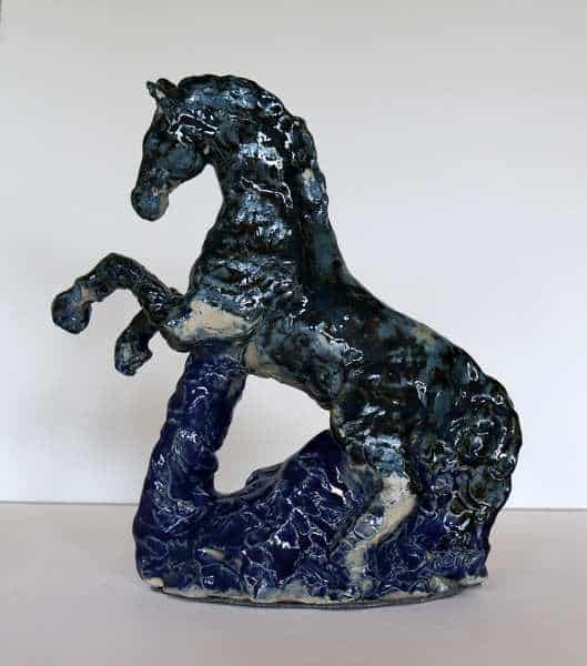 Blå skulptur af stejlende hest. Glaseret keramik