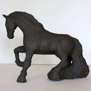 skulptur af hest i sort uglaseret stentøj