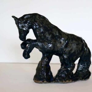 Mørkeblå hesteskulptur i glaseret stentøj