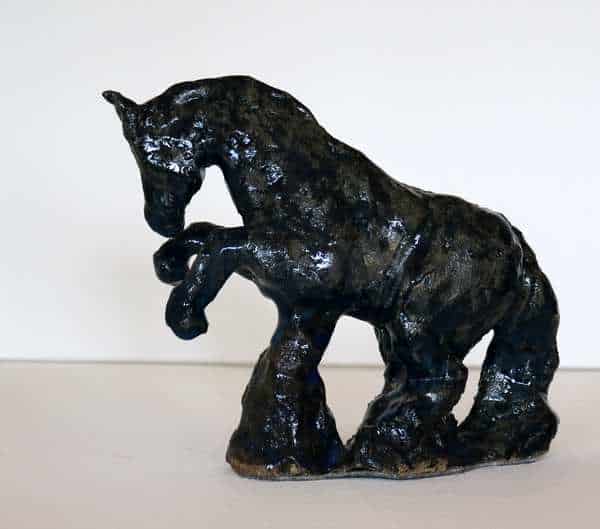 Mørkeblå hesteskulptur i glaseret stentøj