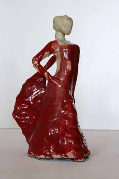 Keramikskulptur af flamencodanser i rød kjole