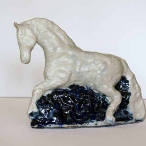 Heste skulptur i glaseret stentøj