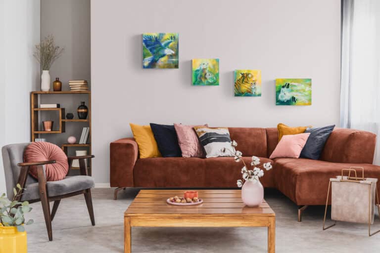 Flere små malerier på væggen