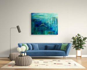 Maleri af delfiner i blå farver over sofaen