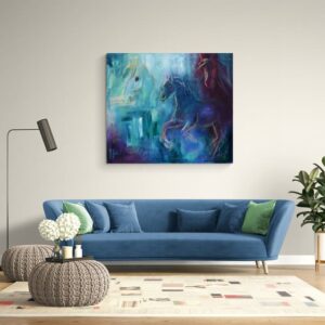 Malerier til stue i blå farver af heste over sofaen