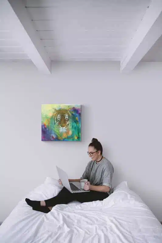 Maleri af tiger over sengen