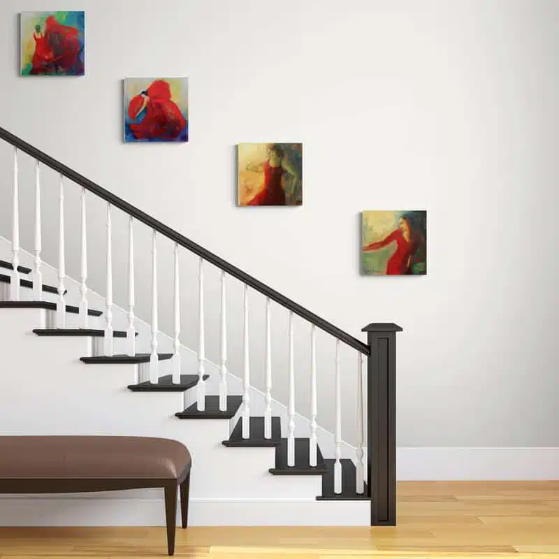 Små malerier på væggen ved trappen