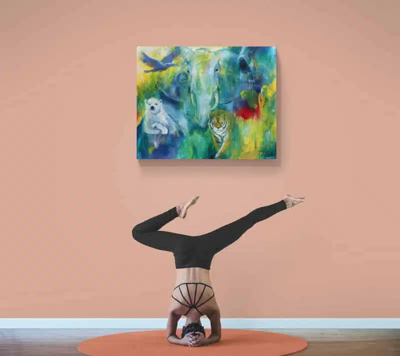 Yoga og malerier af dyr på væggen
