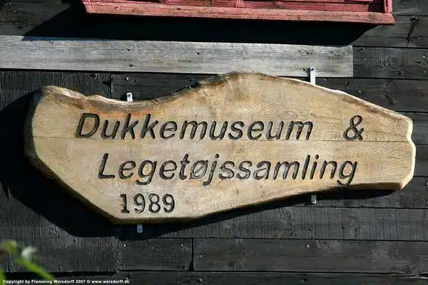 Skuldelev Dukkemuseum. Besøg kunstner i Skuldelev
