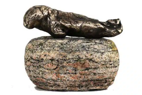 bronzeskulptur af sæl på sten