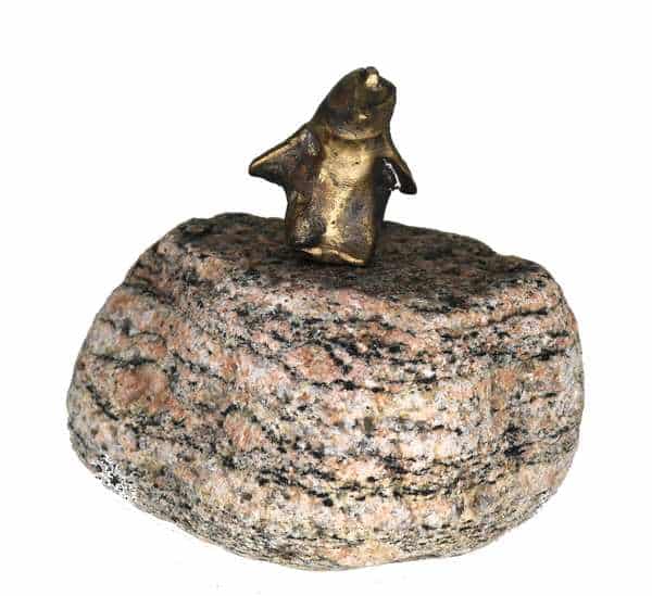 Pingvin_på_sten_lille_bronzefigur
