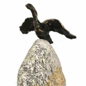 bronze-skulptur af svane der letter