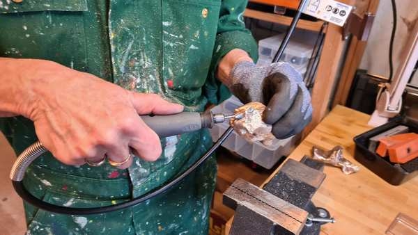 Bronze-støbning Efterbehandling af bronzeskulpturer