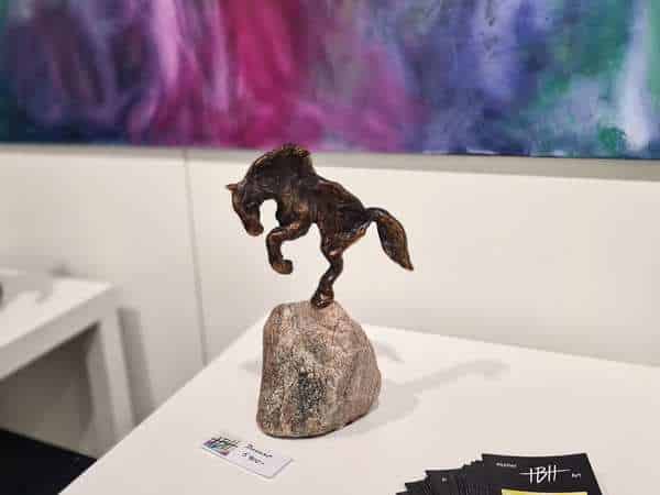 Kunst udstilling i Gallery ArtTour med hestetema. Her en bronze-hest
HBH-Art v Helle Borg Hansen