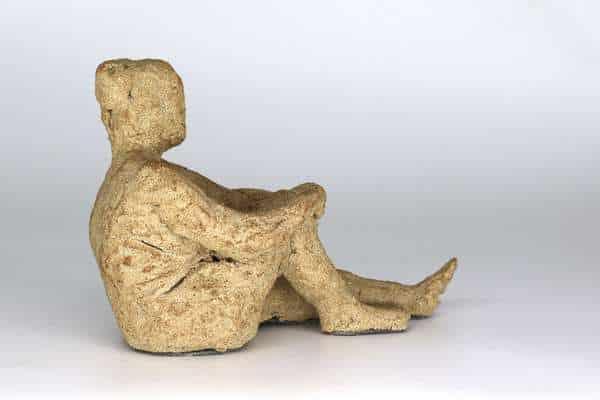 Siddende kvinde keramik skulptur