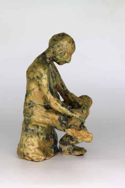 Siddende mand keramik skulptur