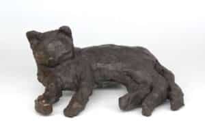 liggende kat keramik skulptur i sort ler