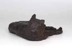 liggende kat keramik skulptur i sort ler