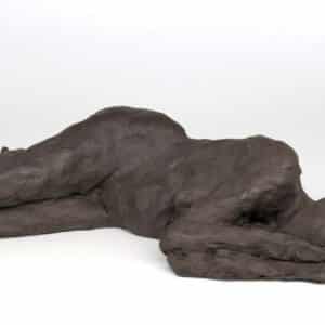 liggende kvinde keramik skulptur i sort ler