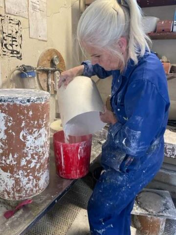 gipsen hældes i vandet