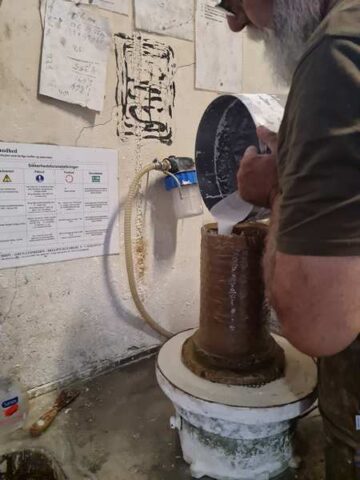 Gipsblaningen hældes i kuvetten