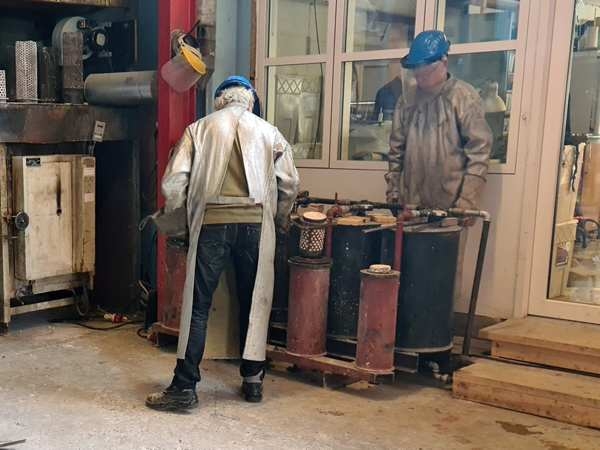 Cuvetten placeres i holderen til vakuumstøbning