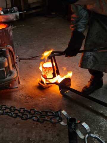 Diglen sættes i en holder