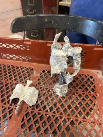 Skulpturerne fri af gipsen