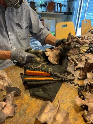 De rå skulpturer bearbejdes med en dremel - unik kunst til salg HBH Art