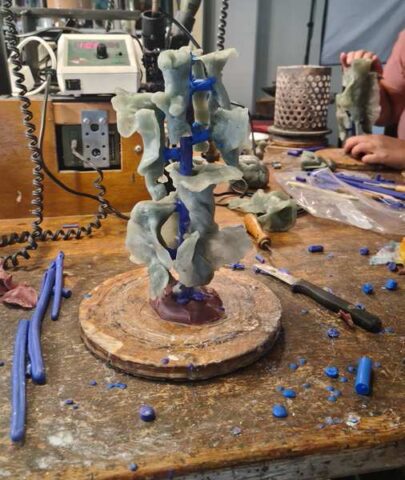 Mange små emner sættes på en støbekanal