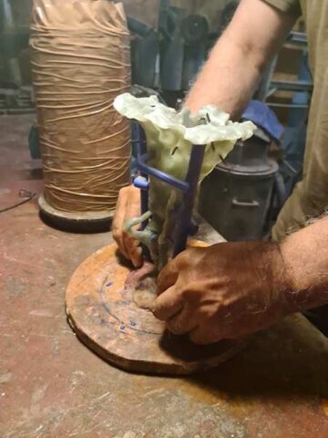 Skulptur og støbekanal skal passe ned i en kuvette