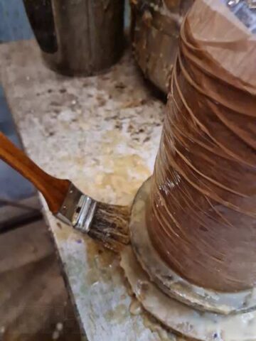 samlingerne i bunden lukkes med voks