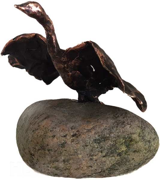 Fugle som bronze figur. Den sidder på en sten med vingerne bredt ud