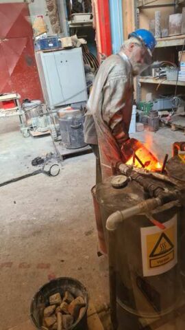 Formen fyldes op med bronze - bronzestøbning